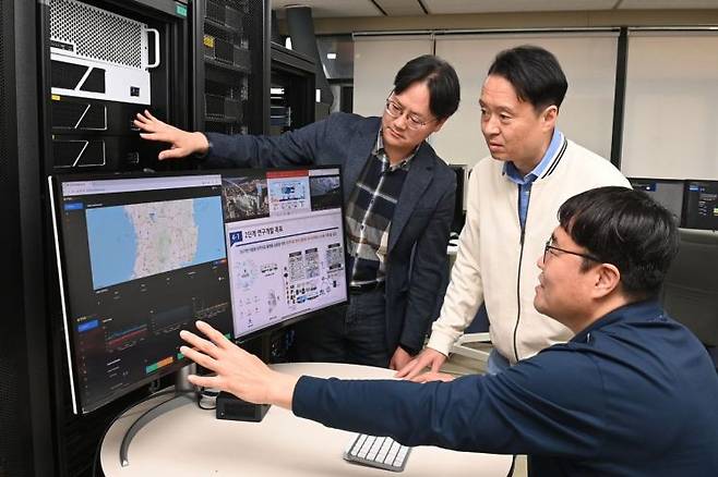 ETRI 연구팀이 유연 의료 5G 에지 컴퓨팅 플랫폼 시연 과정(화면)에 관한 논의를 이어가고 있다. 한국전자통신연구원