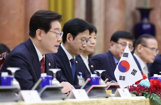 이재명 대통령이 22일(현지시간) 베트남 하노이 주석궁에서 열린 또 럼 베트남 공산당 서기장 겸 국가주석과의 확대정상회담에서 발언하고 있다. 연합뉴스