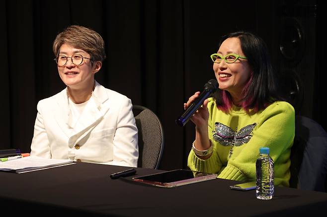 21일 서울 종로구 국제갤러리에서 열린 기자 간담회에서 이소영 미국 샌프란시스코 아시아미술관장(오른쪽)과 김선정 아트선재센터 예술감독이 9월 개막할 '하종현: 회고전'에 대해 설명하고 있다. /뉴시스
