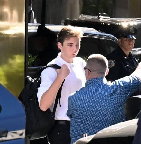 배런 트럼프가 트럼프 타워에서 나와 뉴욕대로 가는 모습이 포착됐다./뉴욕포스트