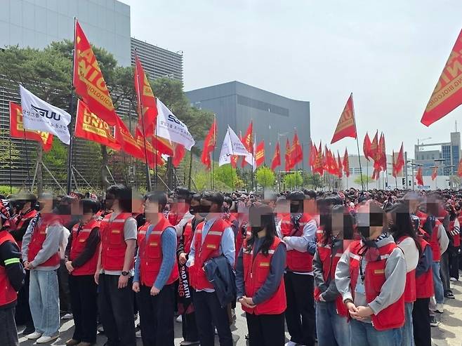 삼성바이오로직스 노조 소속 직원들이 22일 인천 연수구 삼성바이오로직스 송도 사업장에서 열린 투쟁 결의 대회에 참석했다. /홍다영 기자