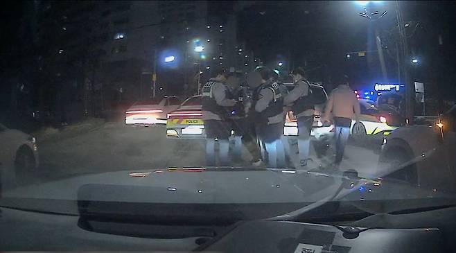 경찰이 음주운전 후 경찰을 피해 도주하던 A 씨를 검거하는 모습. 대전경찰청 제공