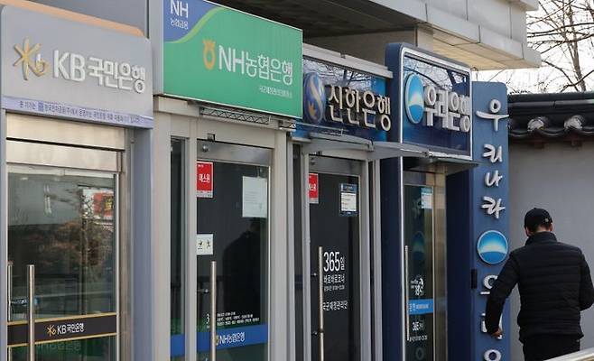 금융당국은 주요 시중은행과 주택담보대출 규모를 가계대출 전체 증가분의 60% 내외로 관리하는 방안을 검토 중이다.ⓒ연합뉴스