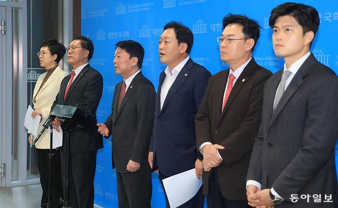 국민의힘 김은혜 송석준 안철수 김선교 김성원 김용태 의원(오른쪽 사진 왼쪽부터)이 21일 국회에서 기자회견을 하고 있다. 이들은 경기도 자체 선거대책위원회를 즉시 발족하겠다고 밝혔다. 장승윤 기자 tomato99@donga.com