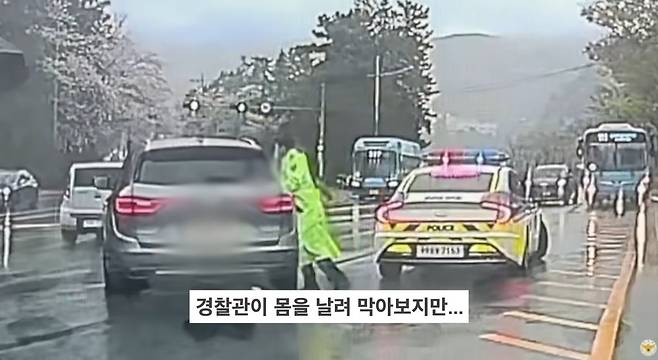 부산 북구에서 무면허 상태로 만취 운전을 하다 도주한 차량이 도로 한가운데에 멈춰 서 있다. 운전자는 경찰의 추격 끝에 현행범으로 체포됐다. 사진=대한민국경찰청 유튜브 갈무리