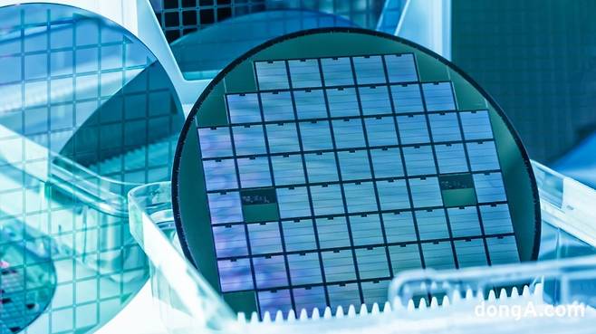 OCI 흄드실리카는 반도체 웨이퍼 평탄화 등에 사용된다. OCI 제공