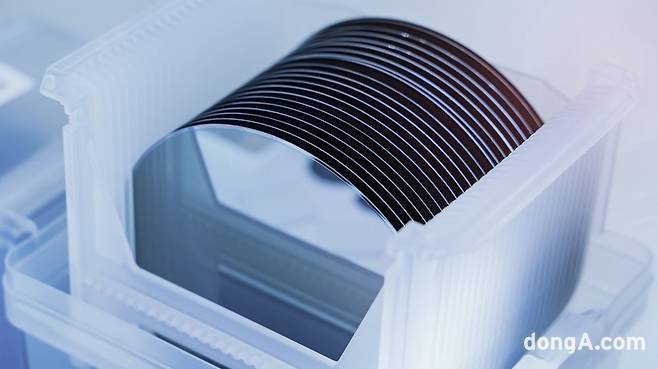 OCI 폴리실리콘으로 만들어진 반도체 웨이퍼. OCI 제공