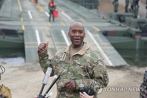 지난 3월 14일 경기도 연천군 임진강에서 실시된 한미연합 도하훈련에서 제이비어 브런슨 한미연합사령관이 취재진과 인터뷰하고 있다. [연천=연합뉴스]