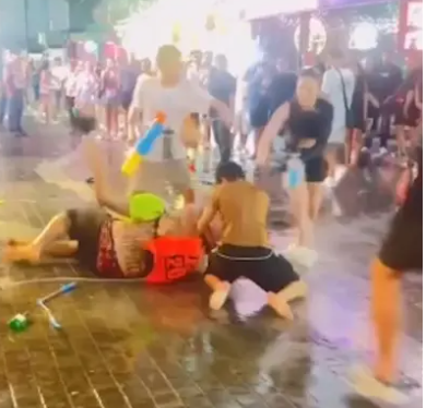 지난 17일 태국 전통 축제인 송크란 축제를 혼자 즐기던 노인이 한 무리의 청년들한테 집단 폭행을 당하고 있다. [바이럴프레스 캡처]