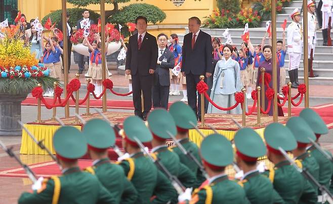이재명 대통령과 또 럼 베트남 당서기장이 22일(현지시간) 하노이 주석궁 대정원에서 국빈 방문 공식환영식을 하고 있다. 뉴스1