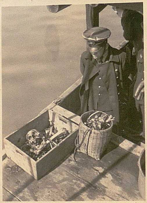 1950년 우키시마호 인양 당시 수습된 유골들을 현장 관계자로 추정되는 인물이 지켜보고 있다. 후세 유진 제공