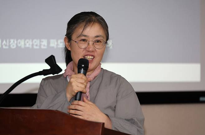 17일 오후 서울 여의도 이룸센터에서 인권위 등 주최로 열린 ‘2026 정신의료기관 시설·환경 실태조사 결과 발표 및 토론회’에서 이정하 정신장애와인권 파도손 대표가 발표하고 있다. 류우종 선임기자 wjryu@hani.co.kr