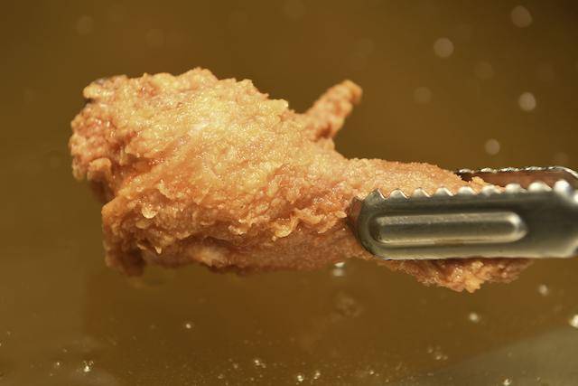 서울 시내의 한 치킨 프랜차이즈 가맹점에서 점주가 치킨을 튀기고 있다. 한국일보 자료사진