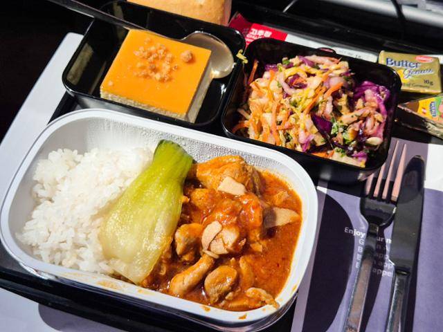 스위스 항공 인천-취리히 노선에서 제공된 이코노미석 기내식.