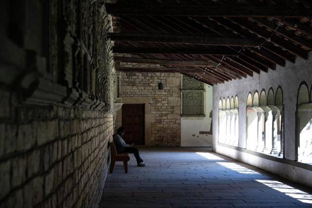 샤프하우젠주 샤프하우젠 대성당 만성회랑에 시민이 앉아 휴식을 취하고 있다.