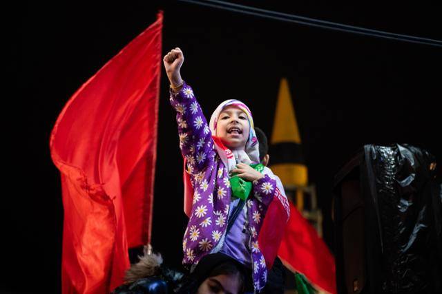 21일 대중 집회가 열린 이란 테헤란 도심 엥겔랍 광장에서 한 참가자가 손을 들어 올리고 있다. 이란은 이날 ‘코람샤흐르-4’ 미사일을 공개했고, 도널드 트럼프 미국 대통령은 휴전 기간을 연장했다. 테헤란=UPI 연합뉴스