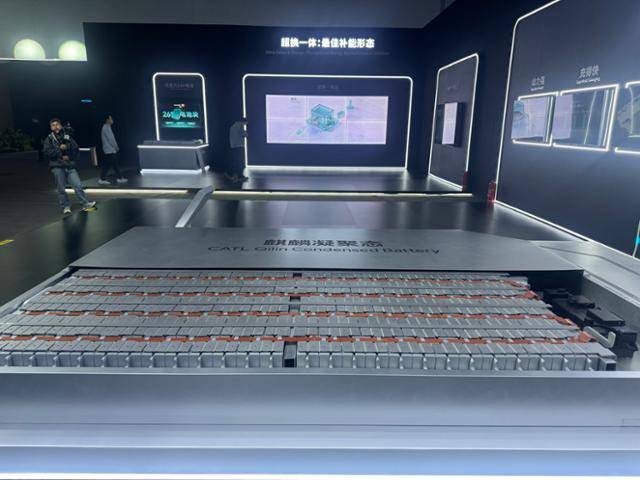 21일 베이징 국가회의중심에서 열린 CATL 슈퍼 테크데이 행사장에 3세대 기린 배터리가 전시돼 있다. 베이징=이혜미 특파원