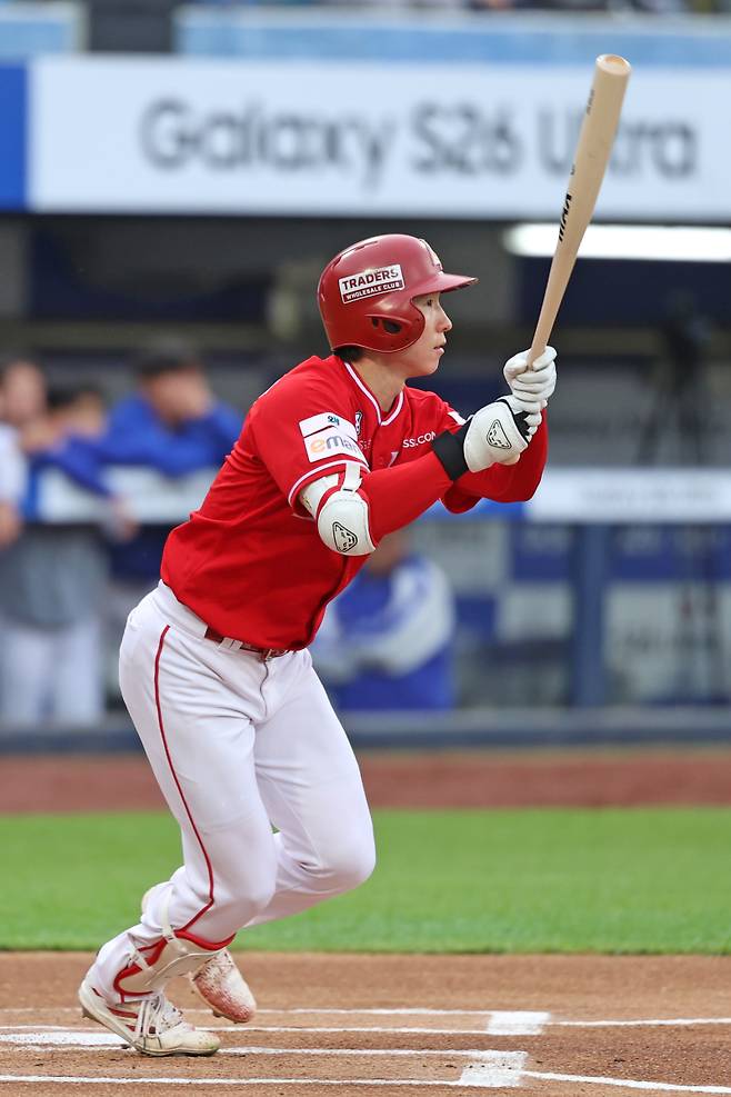 올 시즌 초반 폭발적인 타격감으로 눈길을 끄는 유격수 박성한. SSG 제공