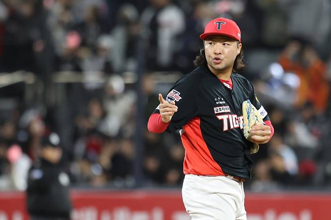 22일 수원 KT전에서 부진한 투구로 고개 숙인 김범수. KIA 제공