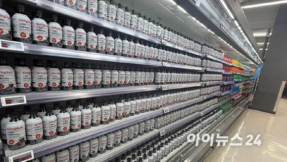 홈플러스가 자금난으로 물품 공급에 어려움을 겪으면서 매대에 자체 브랜드(PB) 상품을 가득 채운 모습. [사진=아이뉴스24 DB]