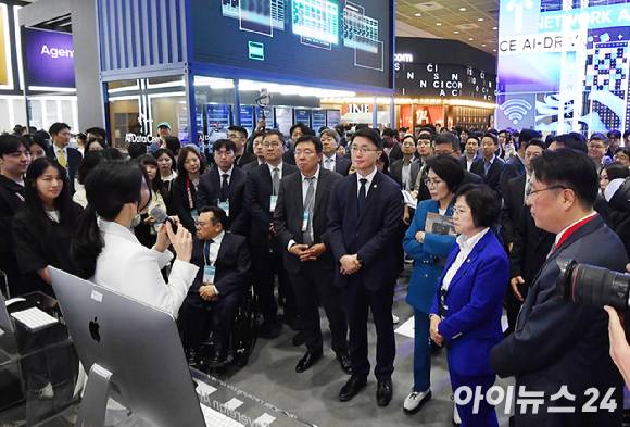 국회 과방위 최민희 위원장, 김현 여당 간사, 최형두 야당 간사, 류제명 과학기술정보통신부 2차관 등 참석자들이 22일 서울 강남구 코엑스에서 열린 2026 월드IT쇼에서 부스를 둘러보고 있다. [사진=곽영래 기자]