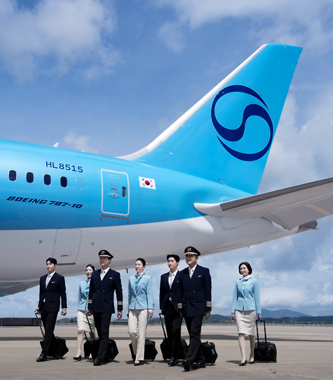 대한항공 객실 승무원과 조종사들이 항공기 앞에서 이동하고 있다. 전통적으로 구두 중심의 복장 규정이 유지돼 온 가운데, 기능성과 안전을 고려한 변화 논의가 이어지고 있다. (대한항공 SNS)