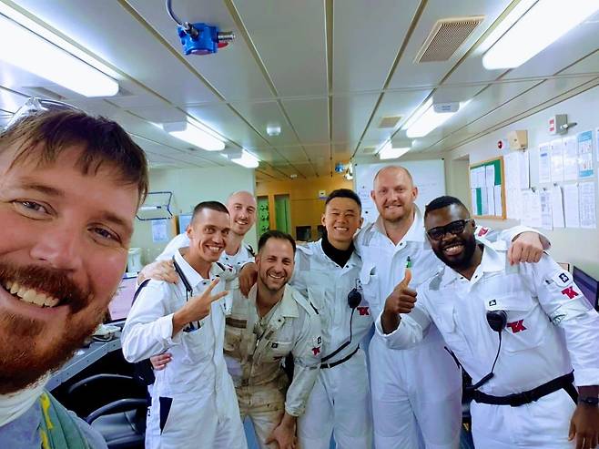 2020년 영국회사로 이직한 후 이등항해사 시절 세계 각국에서 온 선원들과 함께. [사진 이동현]