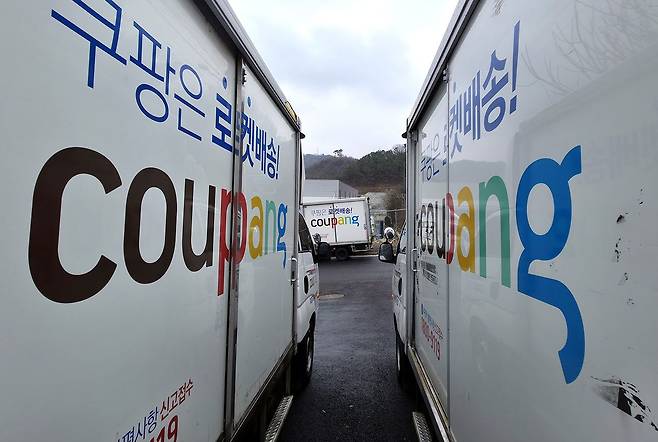 지난달 6일 충남의 한 쿠팡 물류센터 밖에 로켓배송 차량이 줄지어 서 있다. 집단소송법이 소급 입법될 경우 지난해 발생한 쿠팡 개인정보 유출 사고도 적용 대상이 된다. 김성태 객원기자