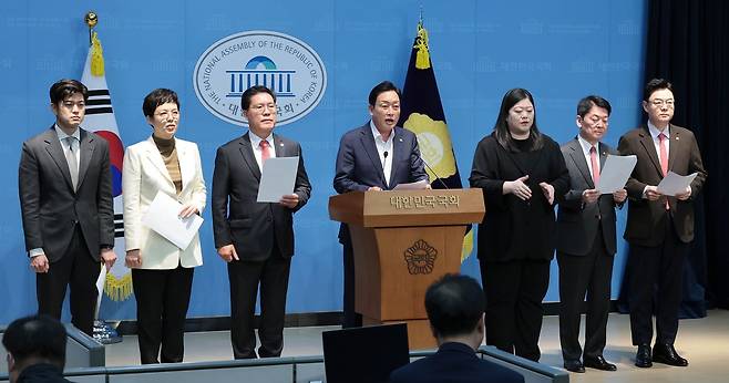 국민의힘 소속 경기도 국회의원들이 21일 국회 소통관에서 기자회견을 하고 있다. 왼쪽부터 김용태·김은혜·송석준·김선교 의원, 수어 통역사, 안철수·김성원 의원. 임현동 기자
