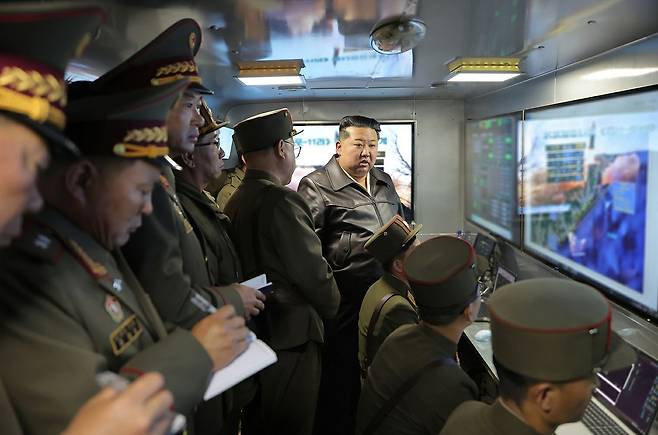 지난 19일 북한 미사일총국이 지대지 전술탄도미사일 ‘화성포-11라’형 탄두 위력 평가를 위해 시험발사를 진행중인 상황을 김정은 국무위원장이 시찰하고 있다. 뉴스1