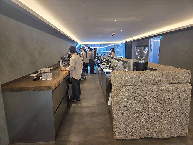 창가에서 바라본 바 모습. 앰버서더의 작업이 시선 안에 들어오는 구조다. 이지영 기자