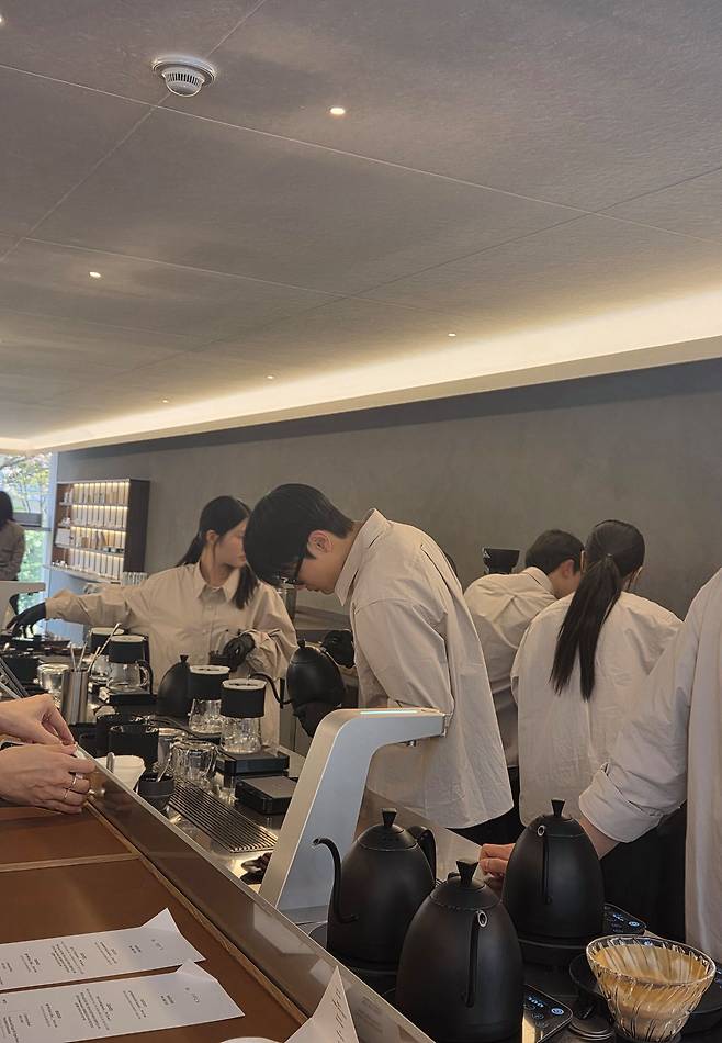 필터 커피를 추출하는 앰버서더들. 한 잔을 완성하는 과정이 고스란히 눈앞에 펼쳐진다. 이지영 기자