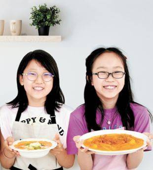 조하나 학생모델(왼쪽)·강라임 학생기자가 로제소스 열풍의 주역 로제 떡볶이를 직접 맛보고 솔직한 평가를 내린 후, 집에서 만들어 볼 수 있는 로제소스 요리 레시피도 배워봤다.