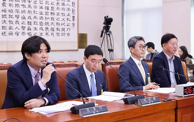 권용수 건국대 교수(왼쪽)가 22일 국회 법제사법위원회 전체회의에서 열린 집단소송법 제정 관련 공청회에서 발언하고 있다. 임현동 기자