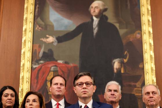 미국 워싱턴DC 연방의회 의사당에서 지난해 10월 28일(현지시간) 열린 기자회견에서 마이크 존슨 하원의장(가운데)이 발언하는 가운데, 리사 맥클레인 공화당 하원회의 의장(왼쪽), 어거스트 플루거 공화당 연구위원회(RSC) 위원장, 톰 에머 하원 원내총무, 스티브 스컬리스 하원 원내대표 등 공화당 지도부가 연방정부 셧다운 사태와 관련한 입장을 밝히고 있다. 로이터=연합뉴스