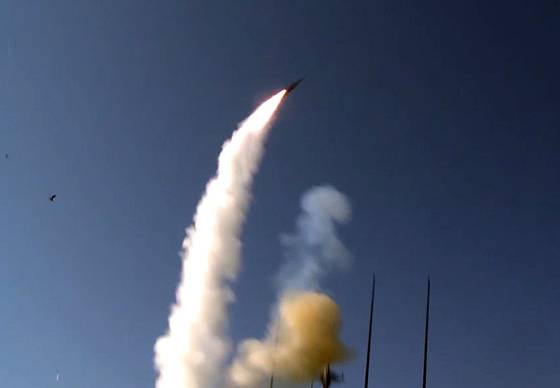 방위사업청은 24일 함정을 향해 날아오는 유도탄 및 항공기 등 다양한 위협에 대응이 가능한 방어유도탄 ‘해궁’을 국내 기술로 연구개발을 완료했다고 밝혔다. 해궁은 해군 함정의 최대 위협인 대함유도탄 및 항공기를 요격할 수 있을 뿐만 아니라 필요시 적 함정까지 대응할 수 있도록 개발되어 유사 무기체계 대비 방어능력이 향상된 대공유도무기로 평가된다. 방위사업청 제공=뉴스1