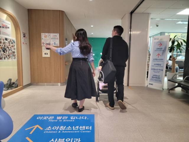 ▲ 지난 2일 남경아 씨와 오성준 씨가 딸 시은이 진료를 위해 삼성서울병원을 찾았다. 경아 씨 가족은 이날 외에도 소아외과, 소화기영양분과 등 이달에만 세 차례 삼성서울병원 진료 일정이 잡혀 있었다.  이설화 기자