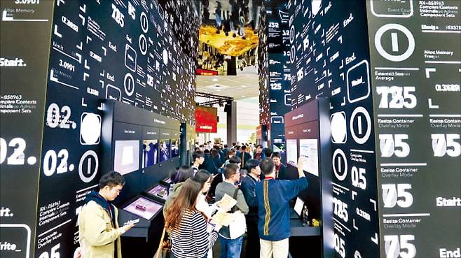 서울 삼성동 코엑스에서 열렸던 지난해 월드IT쇼에서 관람객들이 SK텔레콤 인공지능(AI) 서비스에 대한 설명을 듣고 있다.  한경DB