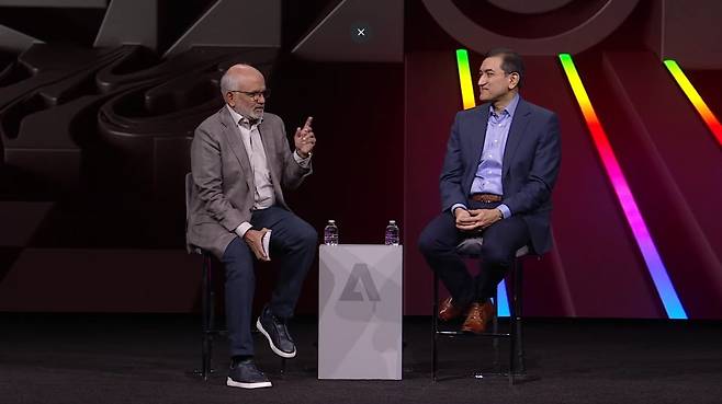 샤일레스 제주리카르 프록터앤드갬블(P&G) 최고경영자(CEO·오른쪽)가 21일(현지시간) 미국 라스베이거스에서 열린 어도비 연례 마케팅 컨퍼런스 '어도비 서밋'에서 샨타누 나라옌 어도비 CEO와 대담하고 있다. /사진=어도비