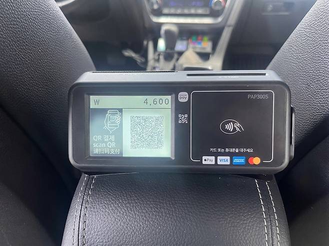 택시 뒷좌석 쪽에 설치된 결제 단말기. 강릉시 제공