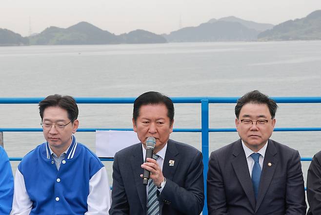 정청래 더불어민주당 대표가 22일 경남 통영시 욕지도에서 탑승한 여객선에서 열린 선상 최고위원회의에 참석해 발언하고 있다. 왼편엔 김경수 더불어민주당 경남지사 후보. 연합뉴스