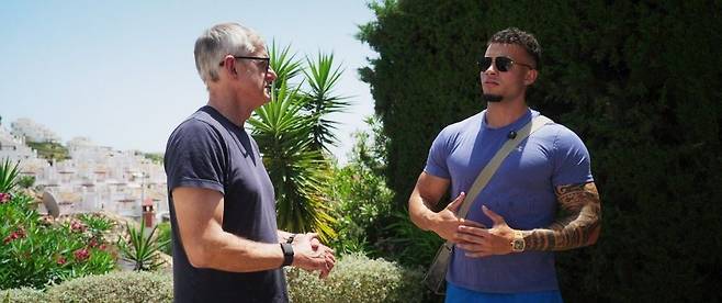 넷플릭스 다큐멘터리 <루이 서루: 인사이드 더 매노스피어>의 한 장면. 스트리머 ‘HS 티키토키’(오른쪽)과 루이 서루의 모습. 넷플릭스