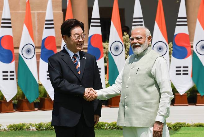 인도를 국빈 방문 중인 이재명 대통령이 20일 모디 총리와의 한-인도 정상회담에 앞서 뉴델리 대통령궁 광장에서 기념촬영을 하고 있다. 2026.4.20. 이준헌 기자