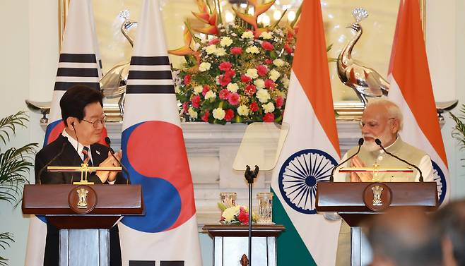 인도를 국빈방문 중인 이재명 대통령이 20일(현지시간) 인도 뉴델리 영빈관에서 나렌드라 모디 총리와 공동언론발표를 하며 박수를 치고 있다. 20260420 이준헌 기자