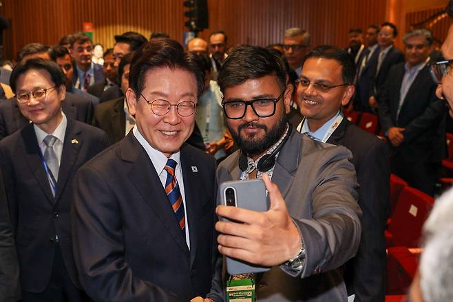 인도를 국빈 방문 중인 이재명 대통령이 20일 인도 뉴델리 바랏 만다팜 센터에서 열린 한-인도 비즈니스 포럼에서 참석자들과 셀카를 찍고 있다. 2026.04.20 이준헌 기자