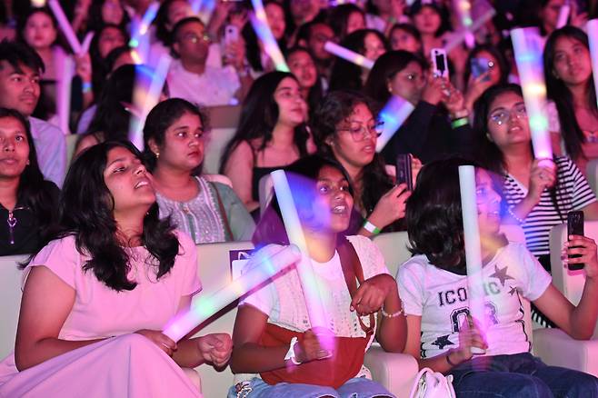 인도를 국빈방문 중인 이재명 대통령 부인 김혜경 여사가 20일 뉴델리 야쇼부미 컨벤션센터에서 열린 K-Dream Stage행사에 참석한 가운데 현지인들이 공연 관람을 하고 있다. 이준헌 기자
