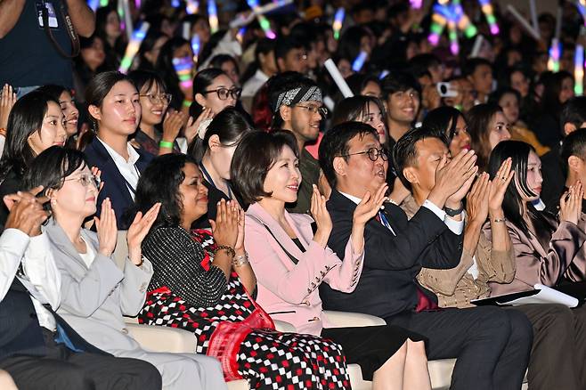 인도를 국빈방문중인 이재명 대통령 부인 김혜경여사가 20일 뉴델리 야쇼부미 컨벤션센터에서 열린 K-Dream Stage행사에 참석해 관람을 하고 있다. 이준헌 기자