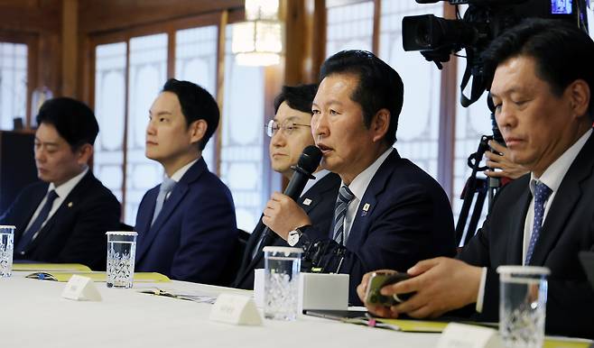정청래 더불어민주당 대표(오른쪽에서 두 번째)가  22일 서울 삼청동 총리공관에서 열린 고위당정협의회에서 발언하고 있다. 연합뉴스