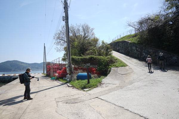 일출 전망대인 1봉 와선산으로 오르는 들머리.