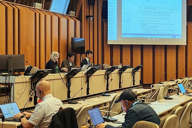 지난 2월 제네바에서 열린 ITU-T SG13 회의에서 에지 컴퓨팅 국제표준(Y.3541)에 대해 논의 중인 국제대표단과 ETRI 연구진. ETRI